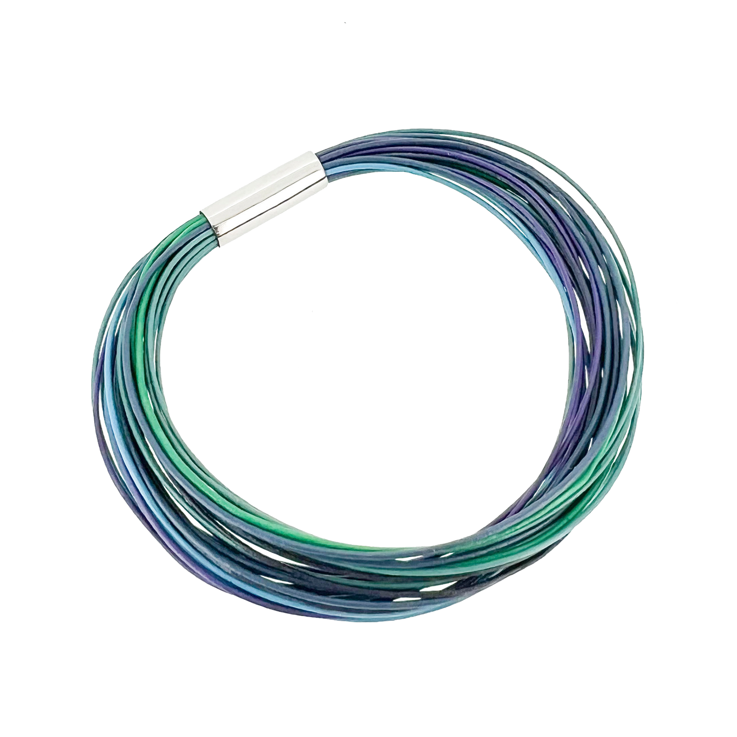 Experience the Northern Lights Bracelet with 25 strands of 0.5mm leather and a stylish 6mm titanium lock. Inspired by the captivating beauty of Iceland's aurora borealis, this masterpiece is expertly crafted by Zeezen.